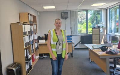 Jamie-Lee obtient une promotion à la direction technique de la société Crestchic Loadbanks, spécialisée dans les tests de groupes électrogènes